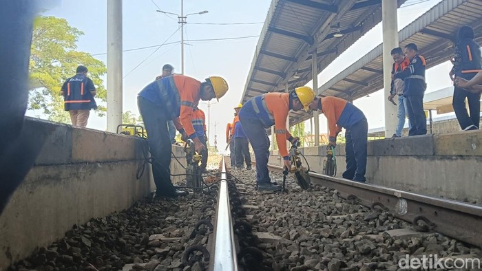 Perbaikan rel kereta api di wilayah Daop 3 Cirebon.