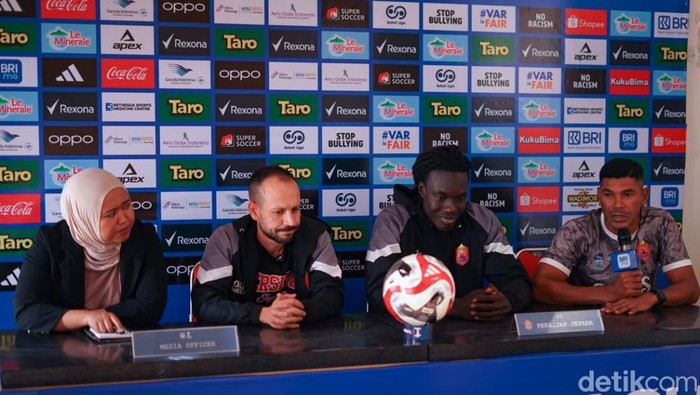 Persijap Jepara Mario Lemos saat konferensi pers di Stadion Sultan Agung Bantul, Selasa (10/3/2026).