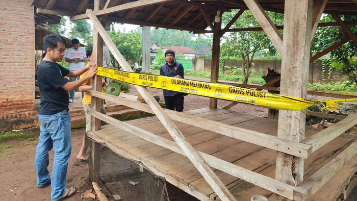 Petugas memasang garis polisi di TKP pria di Lampung Timru tewas ditembak temannya.