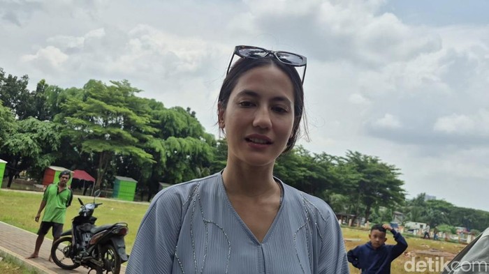 Pevita Pearce ziarah ke makam Vidi Aldiano di TPU Tanah Kusir, Jakarta Selatan.