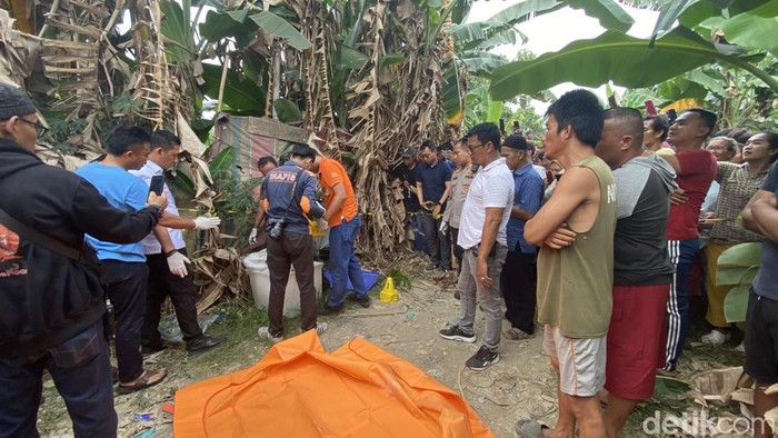 Polisi melakukan olah TKP di lokasi ditemukannya mayat wanita dalam kontainer boks. (Mhd Ilham Pradilla/detikSumut)