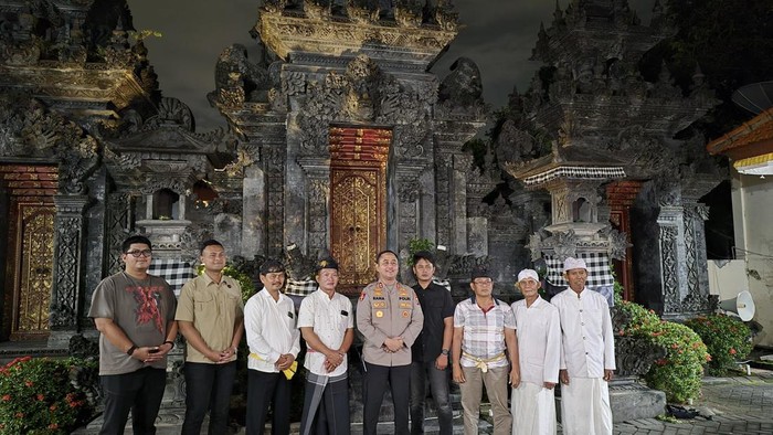 Kapolres Ramadhan Nasution silaturahmi ke Pure Kerta Bumi di Menganti, Gresik