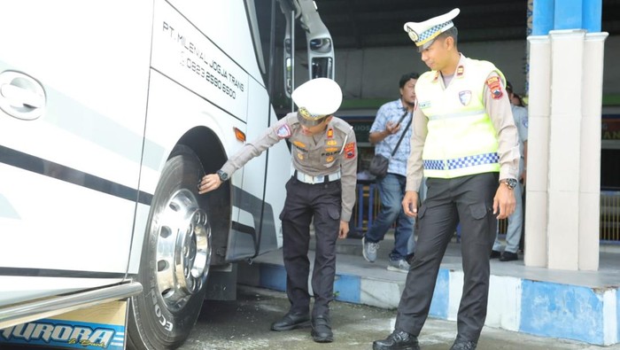 Polres Klaten melaksanakan pemeriksaan kesehatan pengemudi dan ramp check kendaraan angkutan umum sebagai langkah antisipasi arus mudik Lebaran 2026.