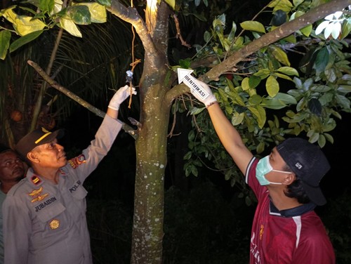 Polsek Pekat melakukan olah TKP ditemukannya B gantung diri. (Istimewa)