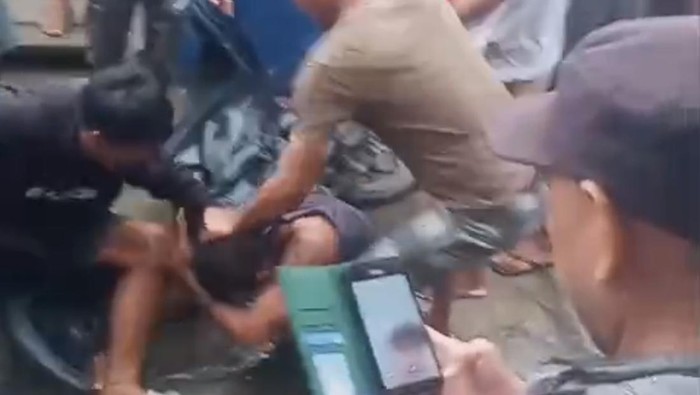 Pria di Kendari diamuk massa usai diduga jual ikan curian.