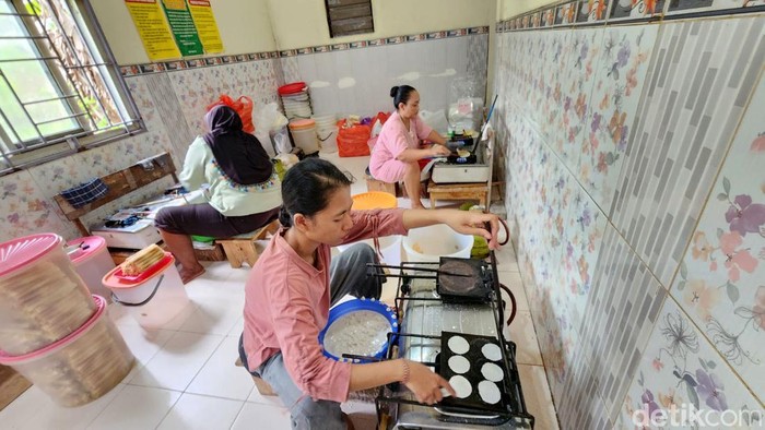 Produksi kue gapit Bojonegoro