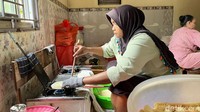 Selama Ramadan, permintaan kue kering jenis gapit di tempat usaha ini meningkat signifikan.