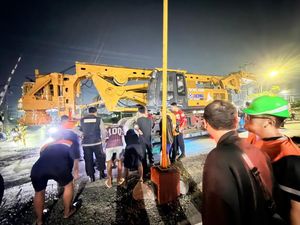 KAI Bakal Tuntut Ganti Rugi ke Pemilik Truk Trailer Nyangkut di Rel Kaligawe