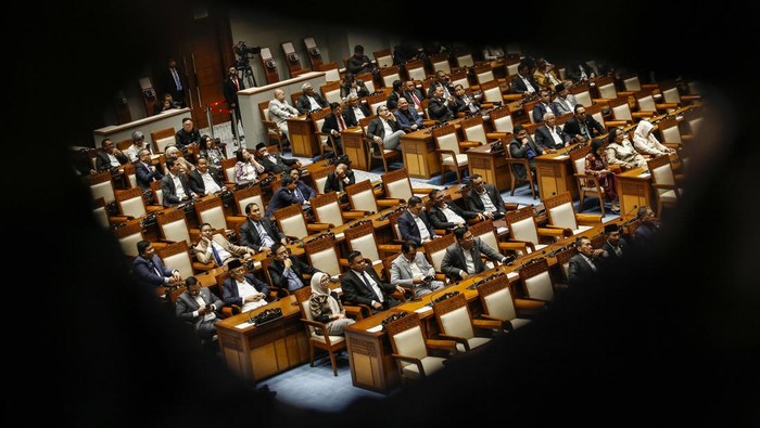 Sejumlah anggota DPR mengikuti Rapat Paripurna ke-15 di Kompleks Parlemen, Senayan, Jakarta, Selasa (10/3/2026).