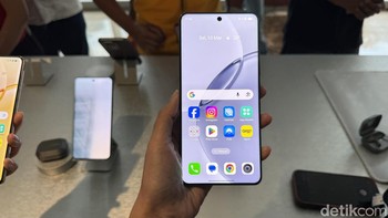 Realme 16 Pro+ 5G menawarkan layar AMOLED curved berukuran 6,8 inch dengan refresh rate 144Hz dan tingkat kecerahan puncak hingga 6.500 nits. Foto: Virgina Maulita Putri/detikINET