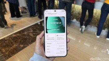 Realme 16 Pro 5G menawarkan layar AMOLED flat berukuran 6,78 inch dengan refresh rate 144Hz dan tingkat kecerahan hingga 6.500 nits. Ponsel ini menjalankan Realme UI 7.0 berbasis Android 16 yang sudah dilengkapi sejumlah fitur AI. Foto: Virgina Maulita Putri/detikINET