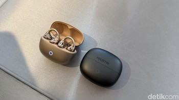 Selain smartphone, Realme juga memperkenalkan TWS Buds Clip dengan desain open-ear yang dapat dijepitkan ke telinga seperti anting-anting. TWS ini dilepas dengan harga Rp 899.000. Foto: Virgina Maulita Putri/detikINET