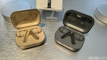 TWS Realme Buds Air8 juga ikut melenggang di Indonesia dengan desain in-ear dan menawarkan sejumlah fitur AI pintar. Perangkat ini tersedia dengan harga Rp 699.000. Foto: Virgina Maulita Putri/detikINET