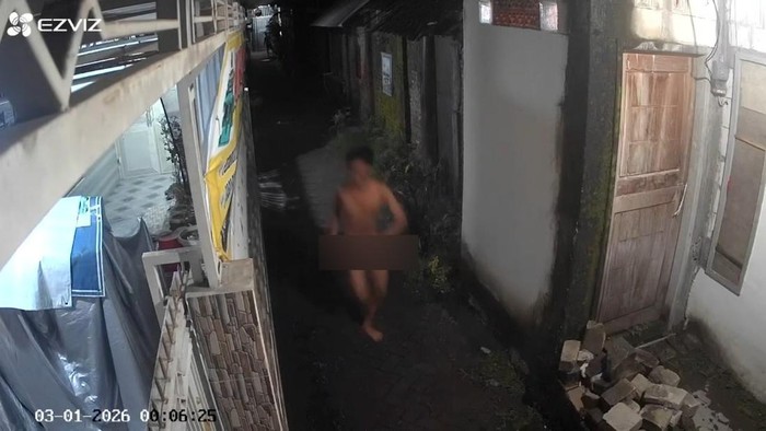 Rekaman CCTV pria bugil beralrian di Kota Mojokerto