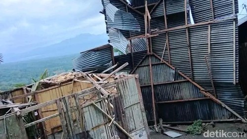 Rumah warga yang diterjang hujan dan angin, Senin (9/3/2026).