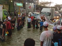 Banjir 4 Bulan Belum Surut, Santri Lamongan Kuras Air Pakai Gayung-Timba