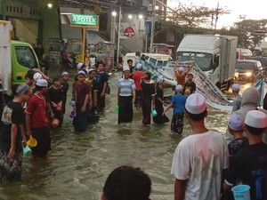 Banjir 4 Bulan Belum Surut, Santri Lamongan Kuras Air Pakai Gayung-Timba