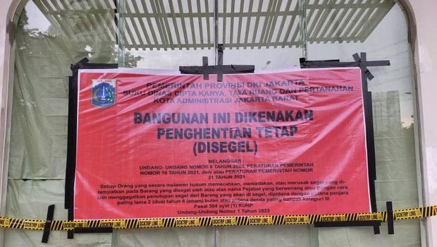 Segel dari Dinas Cipta Karya Tata Ruang dan Pertanahan (CKTRP) DKI Jakarta melintang di sekitar area bangunan Atlas Padel, Jalan Puri Indah, Blok Q Kembangan Selatan, Kecamatan Kembangan, Jakarta Barat, Selasa (10/3/2026). ANTARA/Risky Syukur