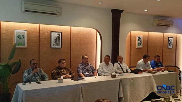 Sejumlah organisasi yang mewakili petani, pekerja, hingga industri hasil tembakau kompak menolak rencana pengaturan batas maksimal nikotin dan tar dalam rokok yang tengah dikaji pemerintah dalam konferensi pers di Jakarta, Selasa (10/3/2026). (CNBC Indonesia/Ferry Sandi)