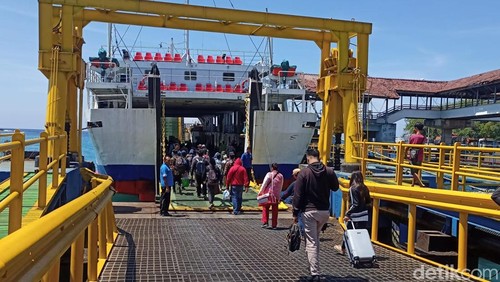 Sejumlah penumpang bersiap naik kapal di Pelabuhan Padangbai, Karangasem Bali, beberapa waktu lalu. (Foto: I Wayan Selamat Juniasa/detikBali)