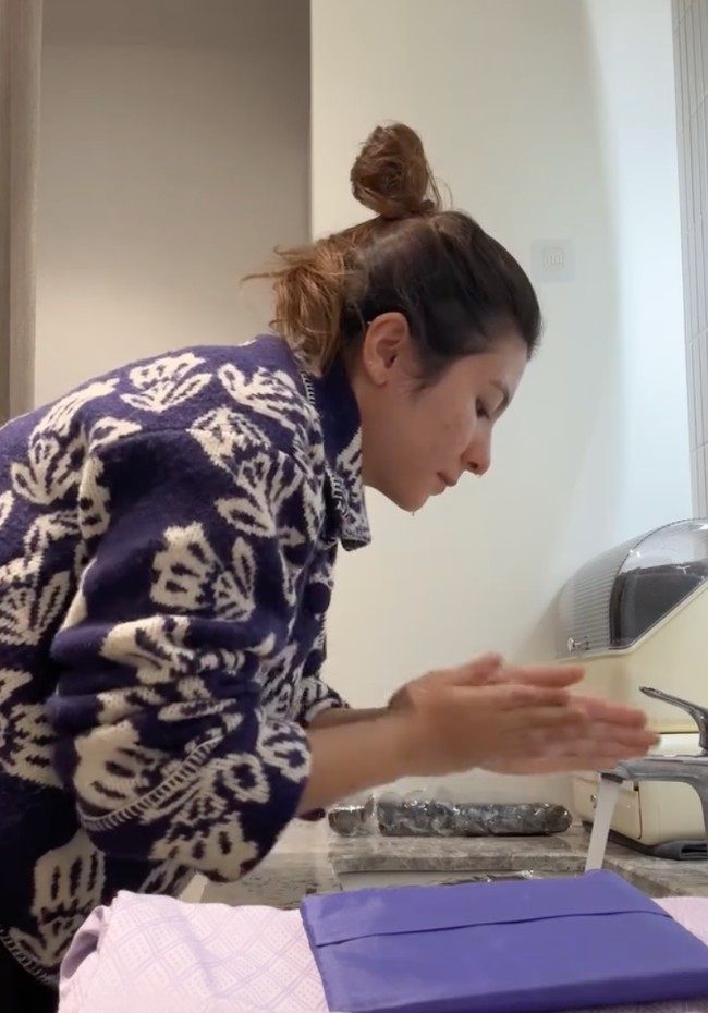 Tampak di hari H menjelang operasi, Shalom mencuci wajahnya terlebih dahulu. Di keterangan unggahannya, Shalom sendiri menulis bahwa itu adalah pengalaman pertamanya operasi plastik. Foto: Instagram/@sharazaaa