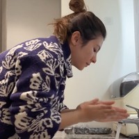 Tampak di hari H menjelang operasi, Shalom mencuci wajahnya terlebih dahulu. Di keterangan unggahannya, Shalom sendiri menulis bahwa itu adalah pengalaman pertamanya operasi plastik. Foto: Instagram/@sharazaaa