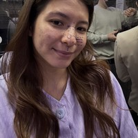 Shalom memamerkan hidungnya yang sudah penuh dengan coretan. Coretan-coretan tersebut menandai bagian yang nantinya akan dikoreksi di ruang operasi. Foto: Instagram/@sharazaaa