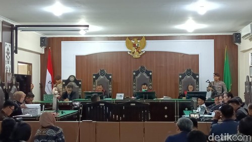 Sidang kasus pembunuhan mahasiswi Unram dengan terdakwa Radiet Adiansyah alias Radit di PN Mataram, Selasa (10/3/2026). (Foto : Abdurrasyid Efendi/detikBali).