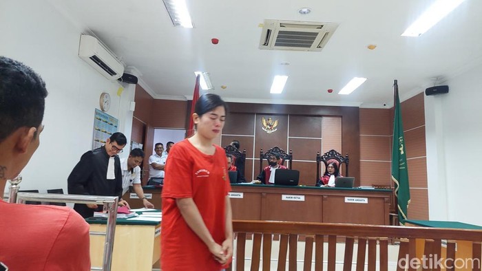 Terdakwa Amiroh Sintawati menjalani sidang putusan di Pengadilan Negeri Batam.