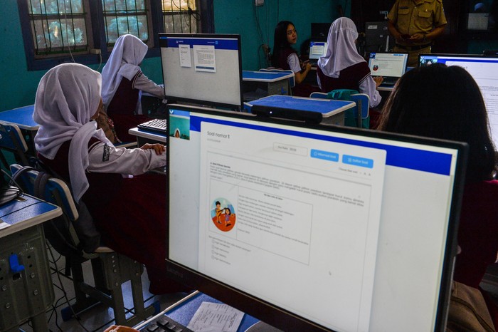 Siswa mengikuti Gladi Bersih Tes Kemampuan Akademik (TKA) di SDN Ciujung, Bandung, Jawa Barat, Selasa (10/3/2026). Kementerian Pendidikan Dasar dan Menengah melaksanakan gladi bersih TKA bagi murid kelas akhir di jenjang SD dan SMP secara serentak guna memastikan kesiapan teknis, operasional, serta layanan sebelum pelaksanaan utama yang akan berlangsung pada April 2026 mendatang. ANTARA FOTO/Raisan Al Farisi