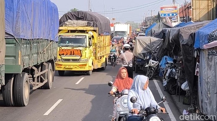 Suasana arus lalu lintas di kawasan Pasar Sandang Tegalgubung, Kabupaten Cirebon.