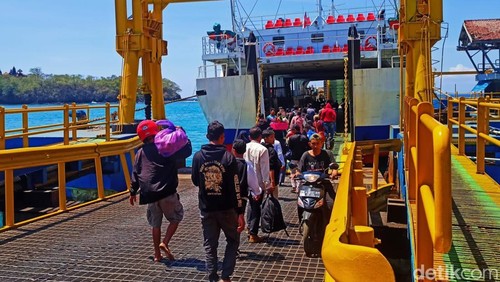 Suasana di Pelabuhan Padangbai, Karangasem Bali, 2025. (I Wayan Selamat Juniasa)