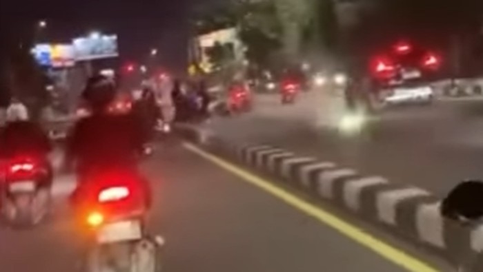 Tangkapan layar video rombongan remaja yang melintas di jalur cepat Ring Road Utara sambil menyalakan kembang api.