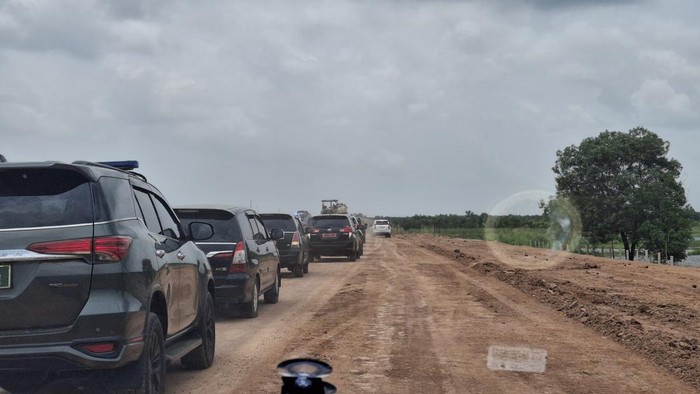 Titik ruas jalan Kapal Betung yang masih dalam tahap pengerjaan sepanjang 800 meter