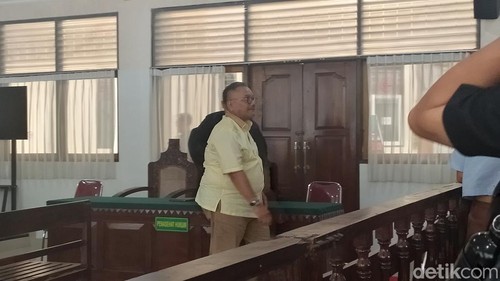 Togar Situmorang saat menjalani sidang tuntutan atas kasus penipuan di Pengadilan Negeri (PN) Denpasar, Selasa (10/03/2026).