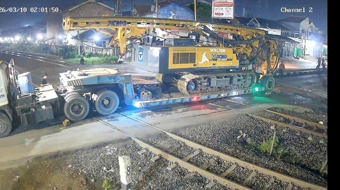 Truk trailer bermuatan alat berat tersangkut di perlintasan sebidang Kaligawe, di Jalan Perlintasan Langsung (JPL) 5 pada petak jalan antara Stasiun Semarang Tawang dan Stasiun Alastua