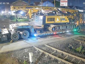 Truk Trailer Nyangkut di Perlintasan Kaligawe Semarang Bikin 10 KA Terlambat