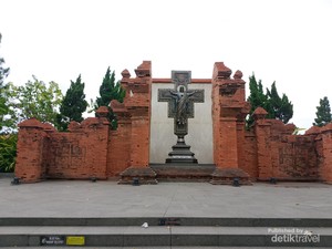 Jelang Paskah, Sejenak Merasakan Keheningan Taman Doa di Cirebon