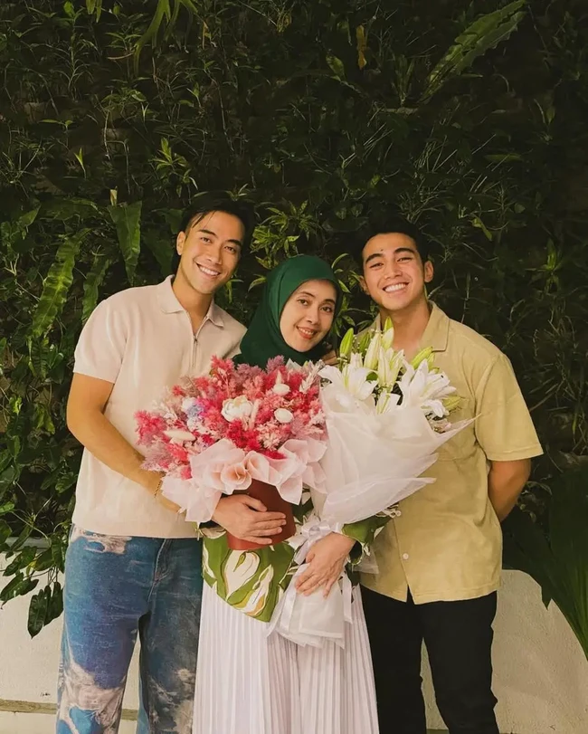 Vidi Aldiano menghembuskan nafas terakhirnya pada Sabtu (7/3/26) setelah berjuang melawan kanker ginjal stadium 3 selama 6 tahun. Foto-foto kebersamaannya dengan keluarga kini menjadi momen manis yang tinggal kenangan. Foto: Instagram/@vidialdiano