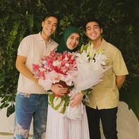 Vidi Aldiano menghembuskan nafas terakhirnya pada Sabtu (7/3/26) setelah berjuang melawan kanker ginjal stadium 3 selama 6 tahun. Foto-foto kebersamaannya dengan keluarga kini menjadi momen manis yang tinggal kenangan. Foto: Instagram/@vidialdiano