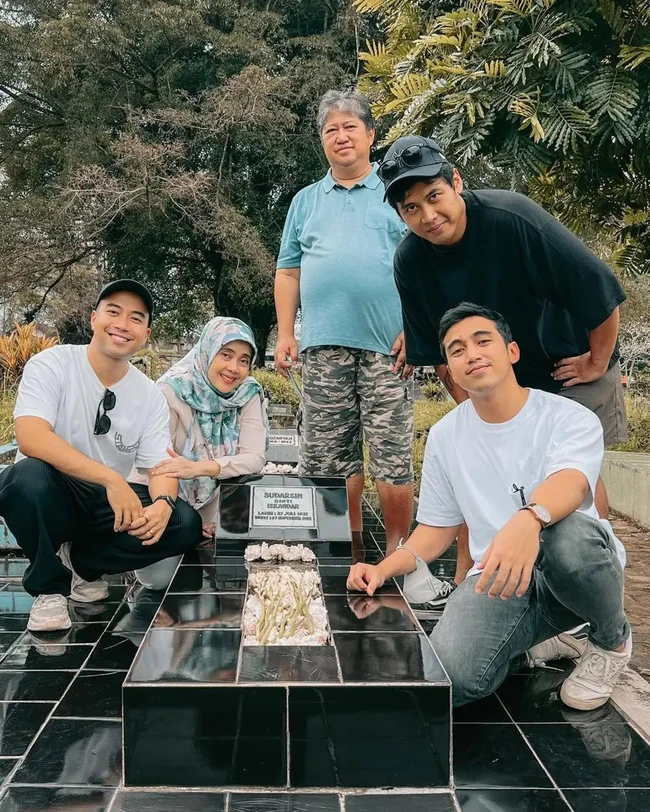 Semasa hidup Vidi dikenal cukup dekat dengan keluarganya. Diketahui Vidi memiliki 2 adik laki-laki bernama Diva dan Vadie. Foto: Instagram/@vidialdiano