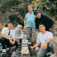 Semasa hidup Vidi dikenal cukup dekat dengan keluarganya. Diketahui Vidi memiliki 2 adik laki-laki bernama Diva dan Vadie. Foto: Instagram/@vidialdiano
