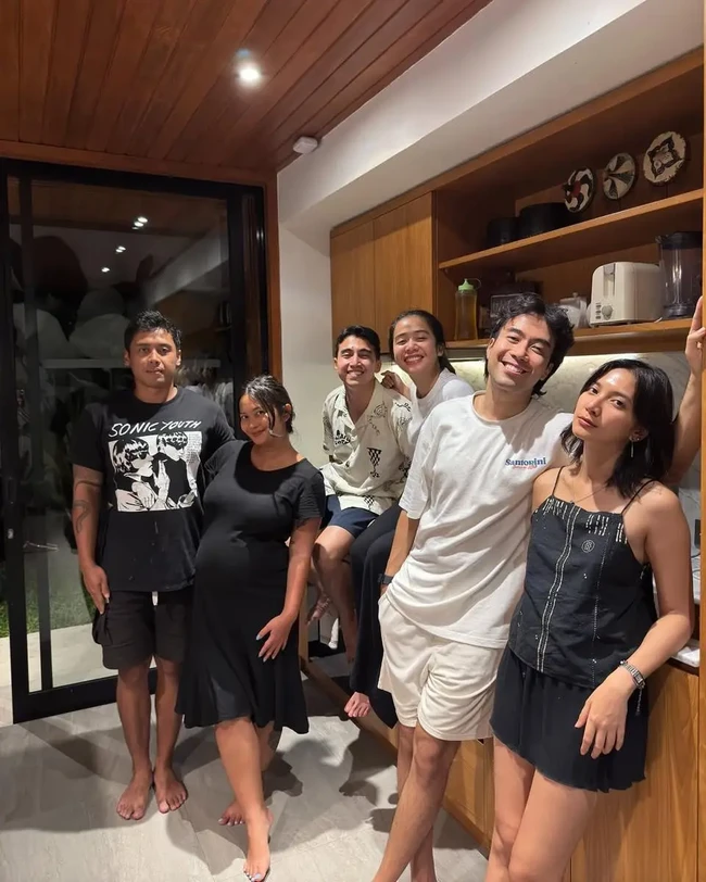 Meski terhalang kesibukan masing-masing, namun Vidi dan kedua adiknya selalu menyempatkan untuk bertemu. Dalam foto terlihat Vidi dan adik-adiknya bersama pasangan masing-masing. Foto: Instagram/@vidialdiano