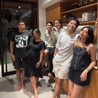 Meski terhalang kesibukan masing-masing, namun Vidi dan kedua adiknya selalu menyempatkan untuk bertemu. Dalam foto terlihat Vidi dan adik-adiknya bersama pasangan masing-masing. Foto: Instagram/@vidialdiano