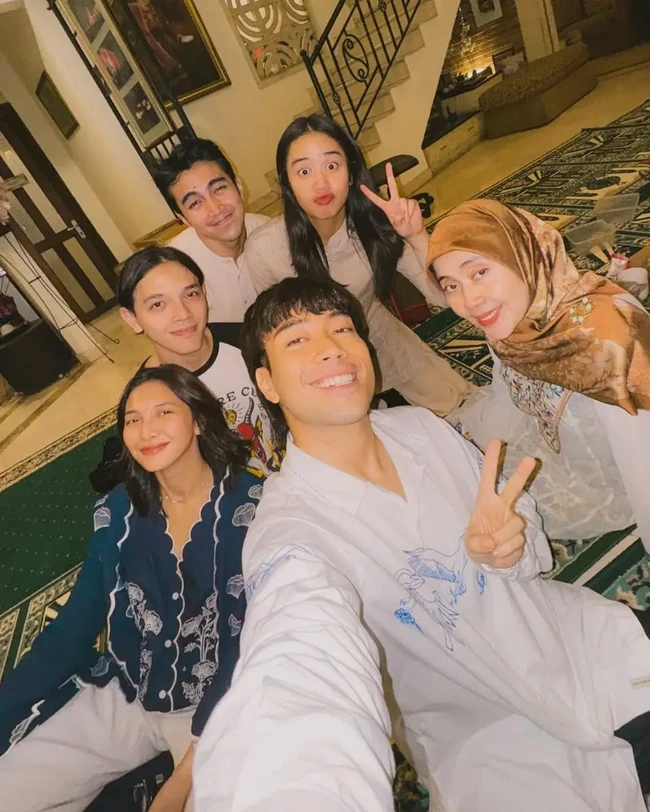 Tak hanya dengan kedua kandungnya, Vidi juga cukup dekat dengan adik Sheila, Faishal Tanjung. Terlihat mereka yang kerap berkumpul bersama-sama. Foto: Instagram/@vidialdiano