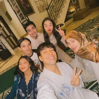 Tak hanya dengan kedua kandungnya, Vidi juga cukup dekat dengan adik Sheila, Faishal Tanjung. Terlihat mereka yang kerap berkumpul bersama-sama. Foto: Instagram/@vidialdiano