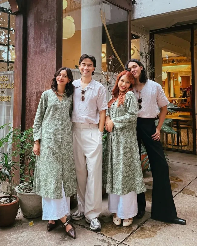Momen Vidi dan adik iparnya tampil kompak bersama pasangan masing-masing. Vidi sendiri memang dikenal memiliki hubungan yang akrab dengan keluarga serta banyak rekan-rekan artis. Foto: Instagram/@vidialdiano