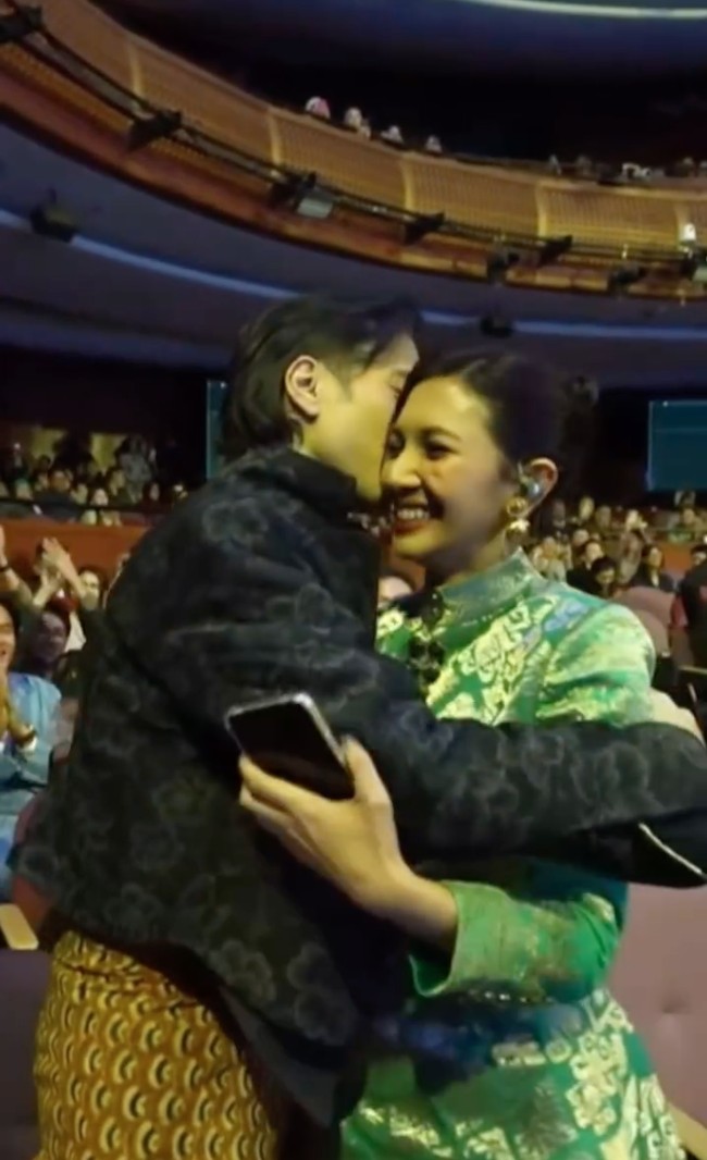 Video singkat saat Sheila diumumkan sebagai salah satu penerima penghargaan juga diunggah Vidi ke akun Instagramnya. Dengan penuh rasa bangga, Vidi langsung memeluk Sheila dan terus memandangi istrinya itu. Foto: Instagram/@vidialdiano