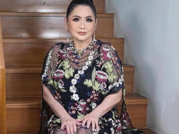 Kaki Vina Panduwinata Digips, Dibanjiri Doa