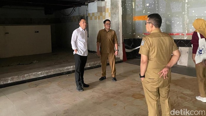Walli Kota Surabaya Eri Cahyadi saat meninjau proses pembangunan Gedung Hi-Tech Mall.